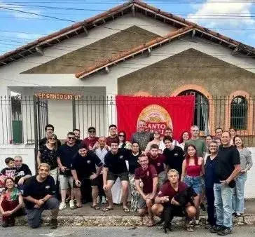 Famílias reunidas no churrasco dos pais na república